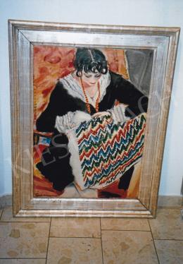  Frank Frigyes - Mimi kézimunkázik, 1929; 92x65 cm; olaj, vászon; Jelzés balra lent: Frank Frigyes 1929; Fotó: Kieselbach Tamás