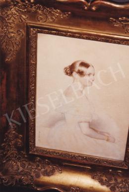  Kriehuber, Joseph - Fiatal lány fehér ruhában (Contesse Kőnigsegg Georgine), akvarell,papír, 23x17,5 cm, Jelezve balra lent: Kriehuber 843; Fotó: Kieselbach Tamás