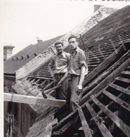  Kieselbach Géza - A Harang u. 3. számú ház tetejének bontása és újjáépítése, 1957