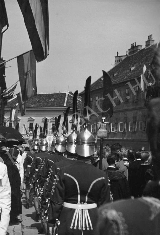 Szendrő, István - Procession in the Castle District, 1938 | Auction of Photos and Works on Paper auction / 111 Lot