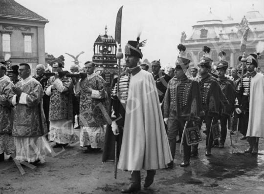 Szendrő, István - Procession of the Holy Right Hand, 1939 | Auction of Photos and Works on Paper auction / 169 Lot