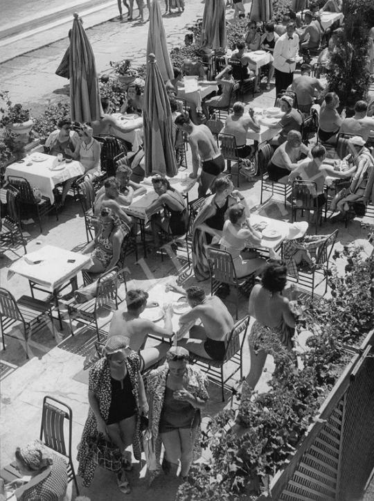 Szendrő, István - Out on a Terrace, 1936 | Auction of Photos and Works on Paper auction / 191 Lot