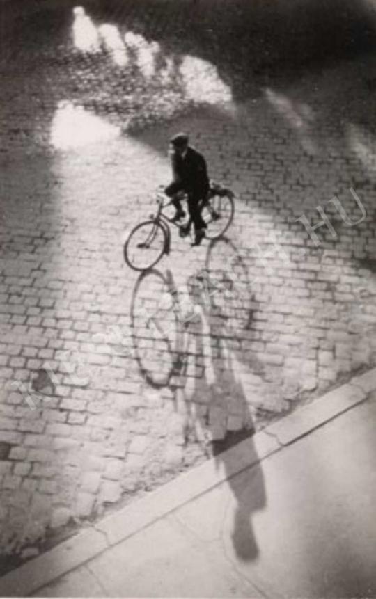Dulovits Jenő - Kerékpáros ellenfényben, 1940 körül | Fotóaukció 2007 aukció / 9 tétel