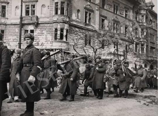 Haldei, Jevgenyij - Soviet Troops in Budapest, February 1945. | Auction of Photos auction / 12 Lot