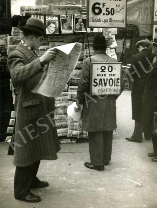 Kertész, André - At the Newsagent, Paris, 1934 | Auction of Photos auction / 35 Lot