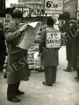 Kertész, André - At the Newsagent, Paris, 1934 