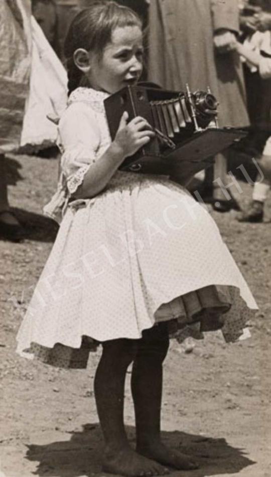  Balogh Rudolf - Kislány fényképezőgéppel, 1920 körül | Fotóaukció 2007 aukció / 88 tétel