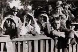 Escher, Károly - The Appreciative Audience, 1931 