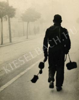 Csík, Ferenc - Chimney sweep on the street, Sopron, 1940 