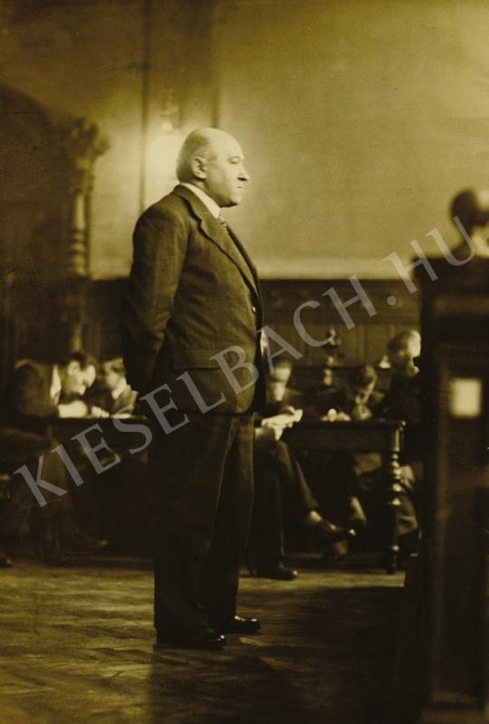 Ismeretlen fotós - Rákosi Mátyás, volt népbiztos a Kúria előtt, 1925 | Fotóaukció 2008 aukció / 2 tétel