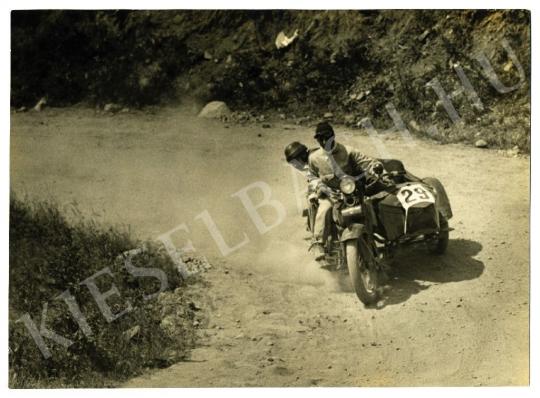  Munkácsi Márton - Urbach László motorversenyző a parádi hegyiversenyen, 1927 | Fotóaukció 2008 aukció / 24 tétel