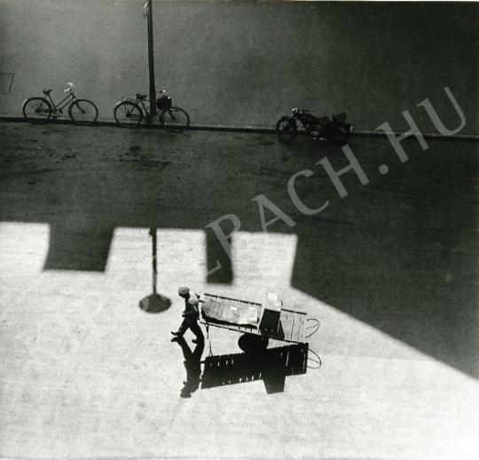  Friedmann Endre - Hordár targoncával, Budapest, 1961 | Fotóaukció 2008 aukció / 34 tétel