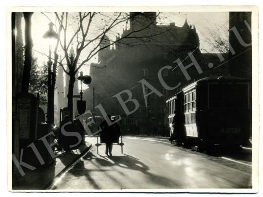 Dulovits Jenő - Délutáni napfény a Ferenciek terén II., (Klotild paloták) Budapest, 1935 körül | Fotóaukció 2008 aukció / 40 tétel