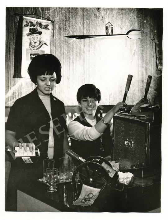 Kotnyek, Antal - Ladies making coffee (In an espresso), 1967 | Auction of Photos auction / 71 Lot