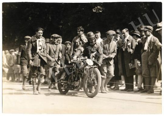  Munkácsi Márton - Urbach László motorversenyző, 1928 | Fotóaukció 2008 aukció / 84 tétel