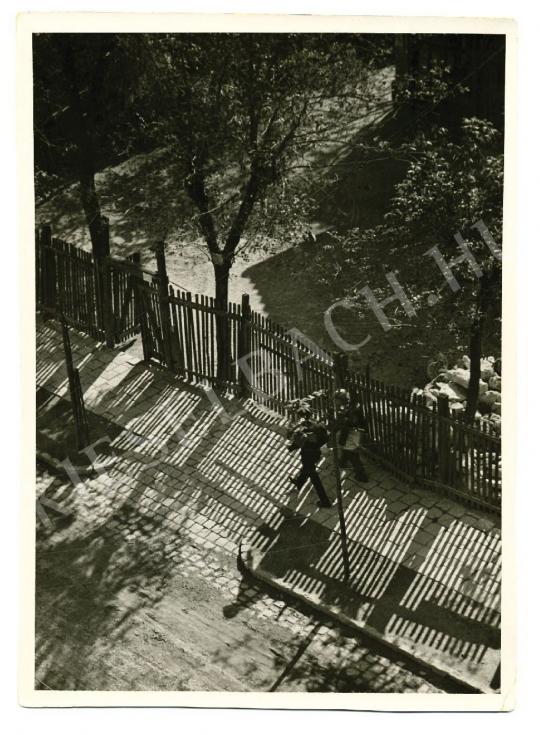 Kinszki Imre - Falusi utca reggel, 1933 körül | Fotóaukció 2008 aukció / 87 tétel