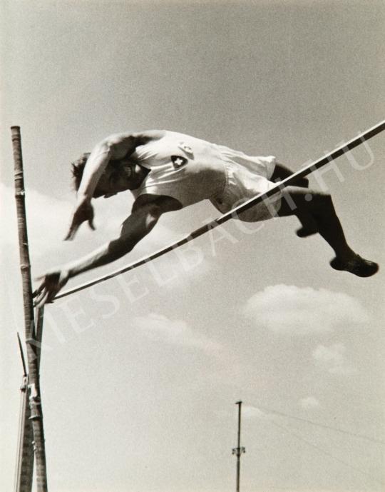 Escher, Károly - Pole-vaulter, around 1935 | Auction of Photos auction / 89 Lot