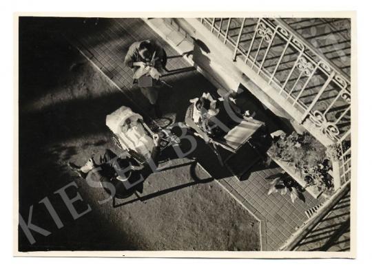 Kinszki, Imre - Family idyll in the court of a tenement house, around 1932 | Auction of Photos auction / 108 Lot