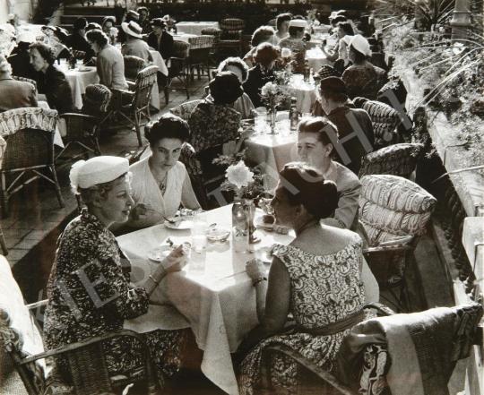  Friedmann, Endre - Ladies at the Gundel Restaurant, 1960's | Auction of Photos auction / 110 Lot