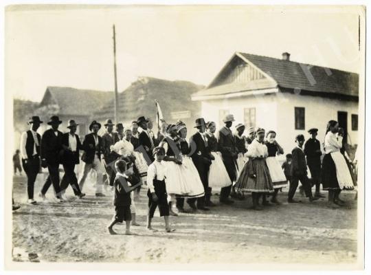 Kankowszky Fotószolgálat - Lakodalmi menet, 1935 körül | Fotóaukció 2008 aukció / 131 tétel