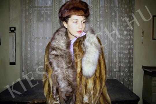 Szász Lilla - Önarckép bundában, szomorúan (A Boldog Új Élet sorozatból) festménye