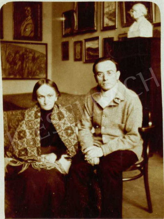  Pór Bertalan - Pór Bertalan édesanyjával az 1910-es években, mögöttük ismert és lappangó művei festménye