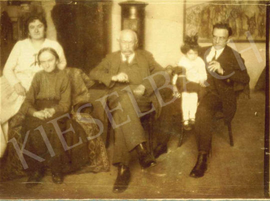  Pór Bertalan - A Pór család az 1910-es években, mögöttük Pór Bertalan vázlata a Népopera panneau-jához festménye