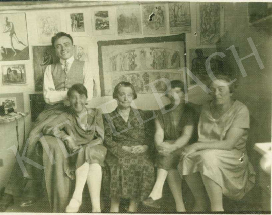  Pór Bertalan - A Pór család az 1930-as években, mögöttük Pór Bertalan ismert és lappangó művei festménye