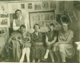  Pór Bertalan - A Pór család az 1930-as években, mögöttük Pór Bertalan ismert és lappangó művei 