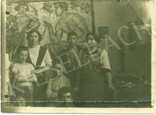  Pór Bertalan - A Pór család, mögöttük a Vas utcai iskola mozaikjának vázlata festménye