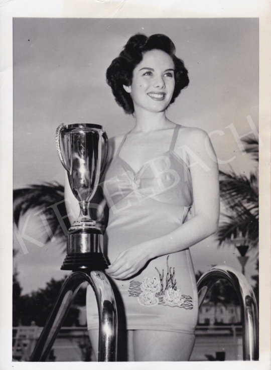 Eladó  International News Photos - És még úszni is tud (Starlet Colleen Townsend), 1950 festménye