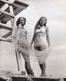  Latham, Sidney (International News Photos) - Lynn Carol és Marilyn Sable modellek forgatási szünetben, 1945 