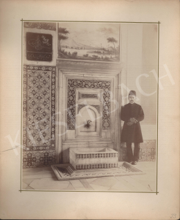 Ismeretlen fotós - Fezes férfi kút előtt (1880-as évek)
