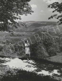 Ismeretlen fotós - Lány a tájban, 1953 