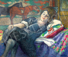  Götz Béla Ernő - Pihenő fiatal lány lovas falikárpit előtt, 1910-es évek 
